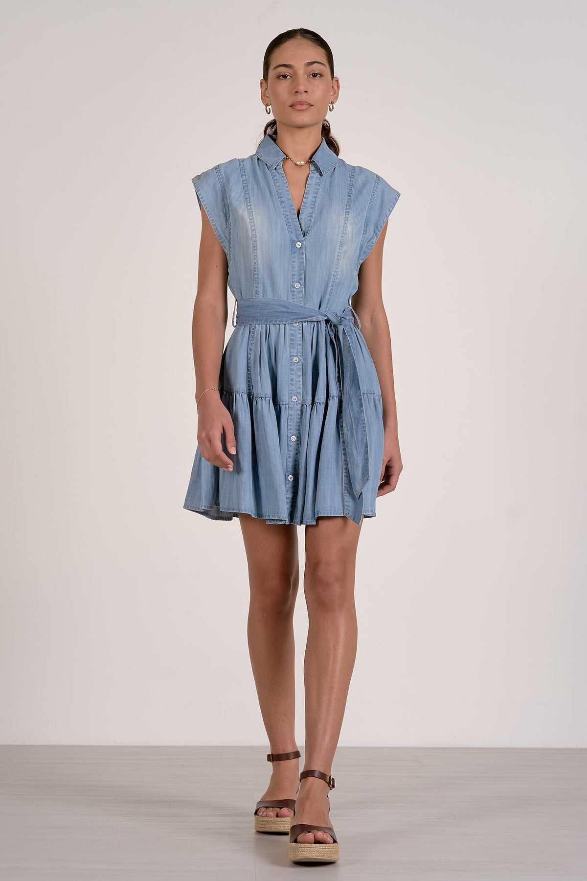 SLEEVELESS COLLARED DRESS